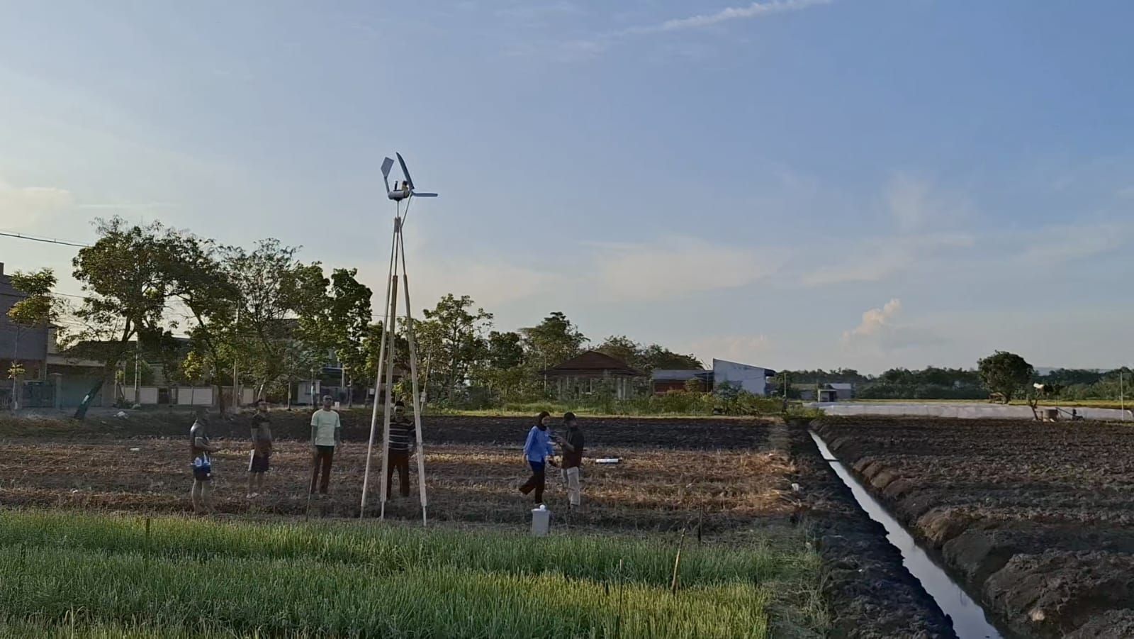 Engineer memeriksa panel surya